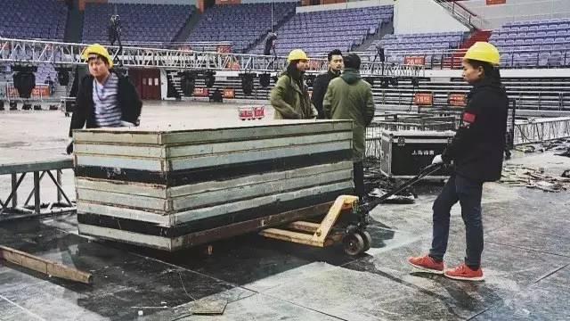 我们正在南京看李志，跨年演唱会是情怀还是生意？