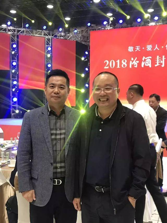 茅台市值一年跌去3000亿，白酒大佬笑泯恩仇报团取暖丨棱镜