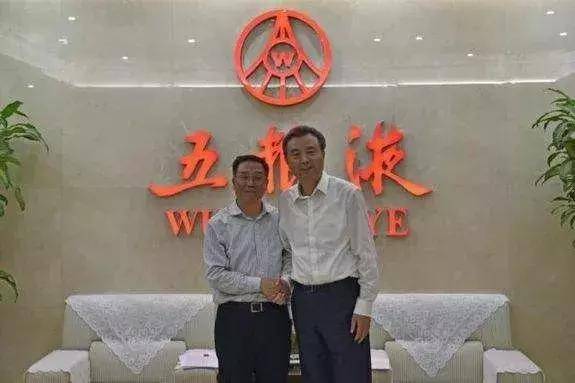 茅台市值一年跌去3000亿，白酒大佬笑泯恩仇报团取暖丨棱镜