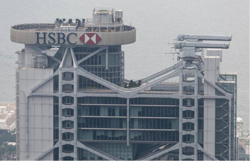 而这股杀气首当其冲的就是中银大厦边上的香港汇丰银行大厦,在中银